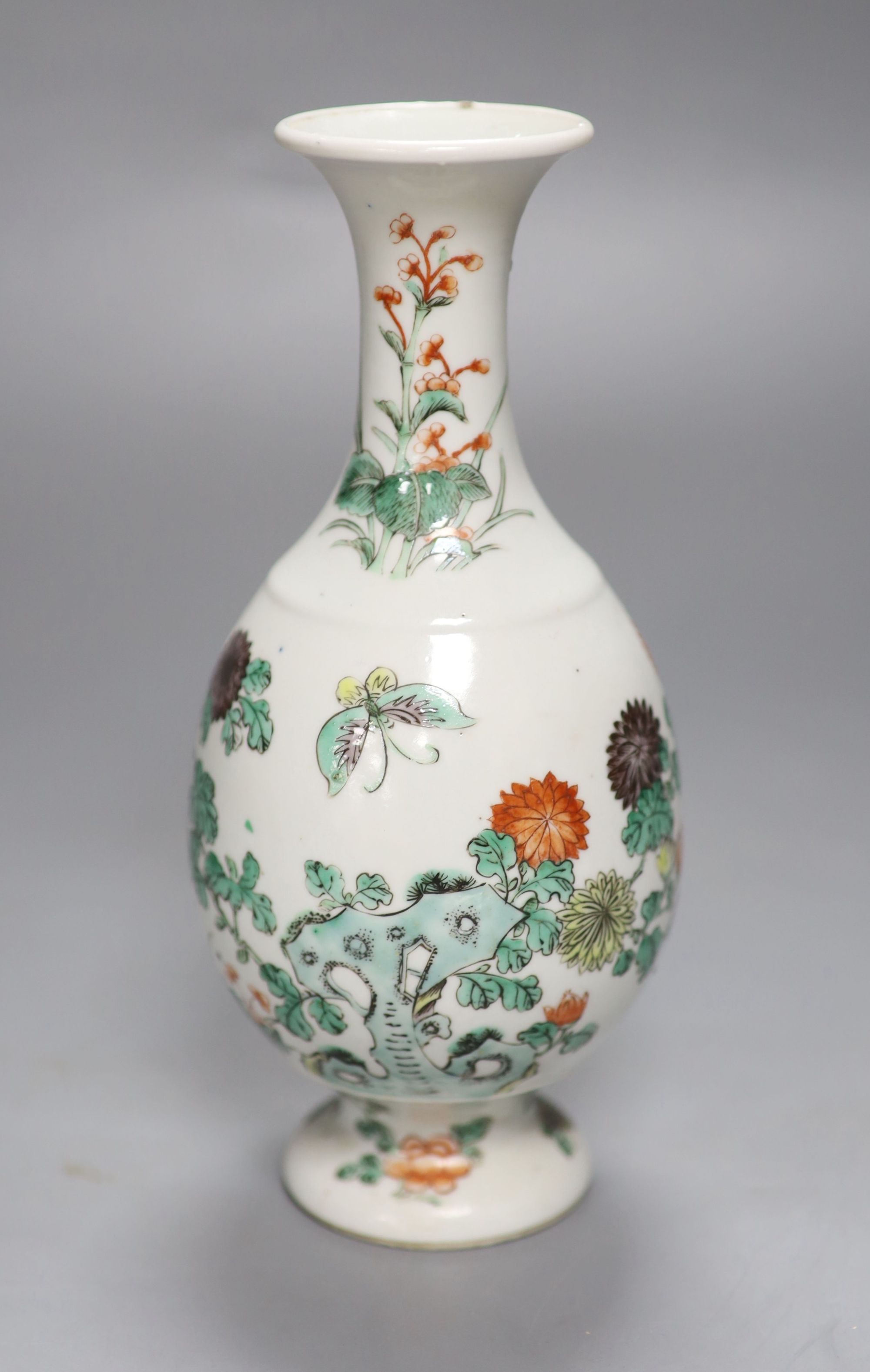 A Chinese famille verte bottle-shaped footed vase, 19th century, H 20cm